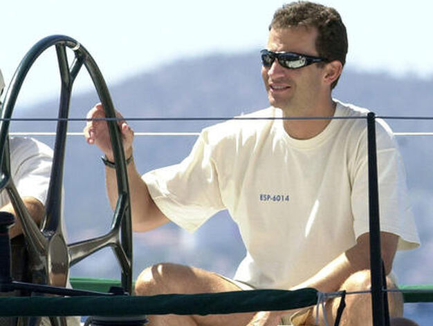 Don Felipe en la regata Breitling en 2001. / Efe