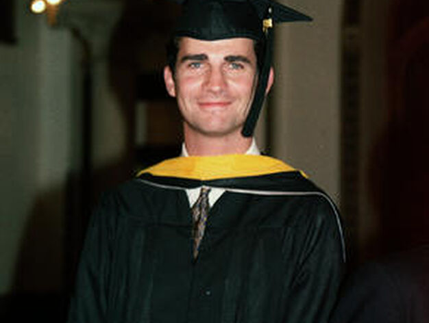 Imagen del pr&iacute;ncipe tomada en mayo de 1995 en Washington tras recibir su master en Relaciones Internacionales finalizados sus dos cursos en la Universidad  de Georgetown. / Efe