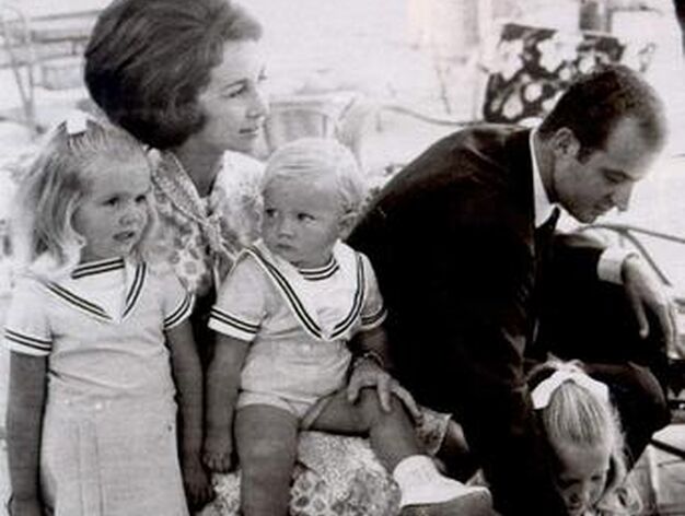 Los Reyes de Espa&ntilde;a, don Juan Carlos y do&ntilde;a Sof&iacute;a, con sus tres hijos: la infanta Elena, el Pr&iacute;ncipe de Asturias y la infanta  Cristina, en 1972. / Archivo