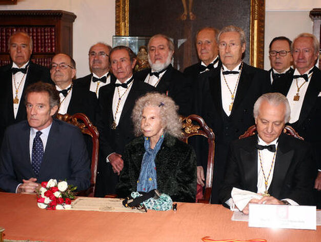 La Duquesa de Alba fue investida en 2013 presidenta de Honor de la Fundaci&oacute;n Real Academia de Medicina y Cirug&iacute;a de Sevilla .