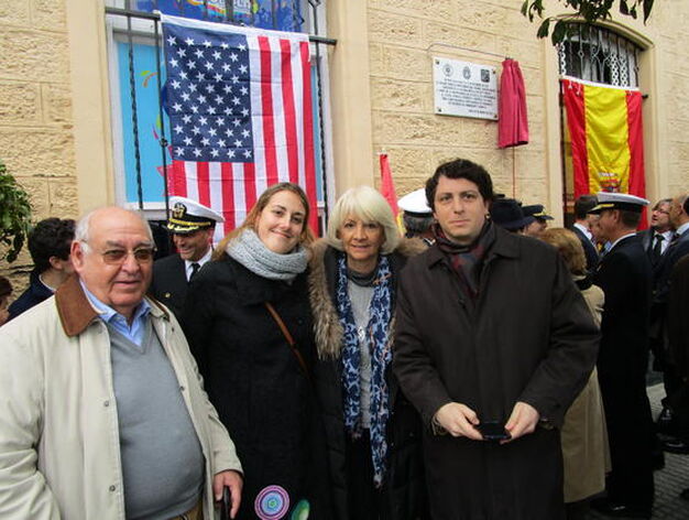 Juan Manuel Fornell, Cristina Manj&oacute;n, la alcaldesa de C&aacute;diz, Te&oacute;fila Mart&iacute;nez, y Alfredo Alonso, tras el descubrimiento de la placa.