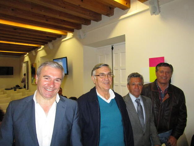 El director de Canal Sur en C&aacute;diz, Fernando Garc&iacute;a, con  Paco Moya, Enrique Huguet y Hugo Vaca, en el sal&oacute;n de actos de la Fundaci&oacute;n Cajasol, en C&aacute;diz.