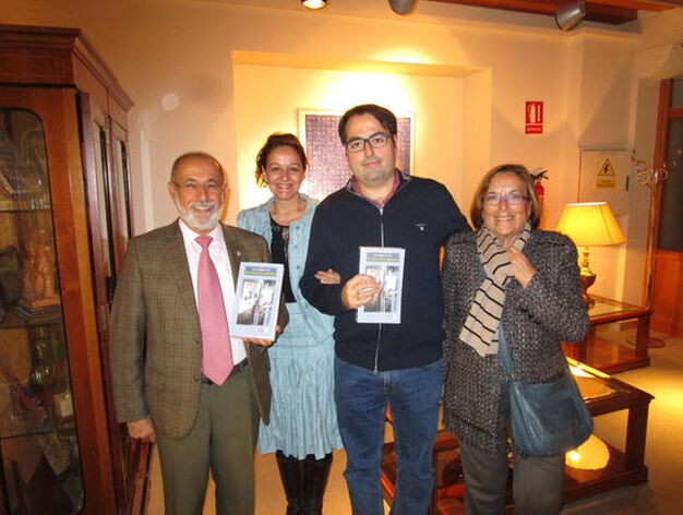Pepe Mac&iacute;as coincidi&oacute; en la presentaci&oacute;n con la periodista Carmen Pa&uacute;l, el escritor Luis Garc&iacute;a Gil y Catalina Gil.
