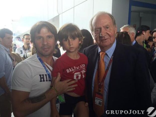 Con Jes&uacute;s Mendoza, entrenador del Xerez Club Deportivo, y su hijo.

Foto: Vanesa Lobo &middot; Manuel Aranda