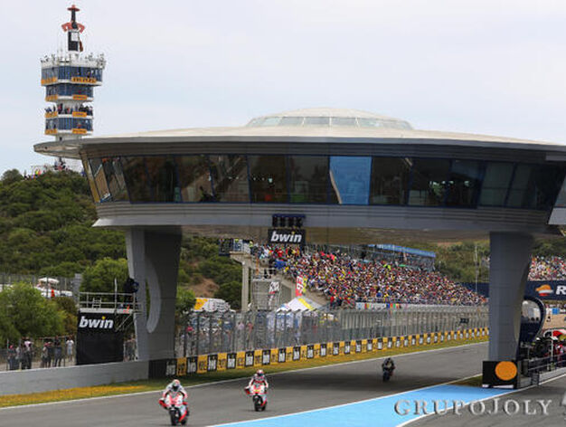 T&iacute;pica y m&iacute;tica imagen del Circuito de Jerez, con el ovni y T&iacute;o Pepe al fondo. 

Foto: Pascual