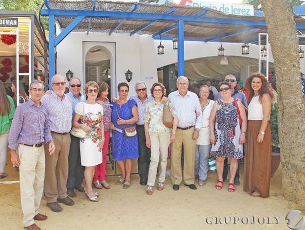 Antonio Valdera, propietario de Bricopinturas, con familiares, amigos y miembros de su equipo

Foto: Pascual &middot; Vanesa Lobo