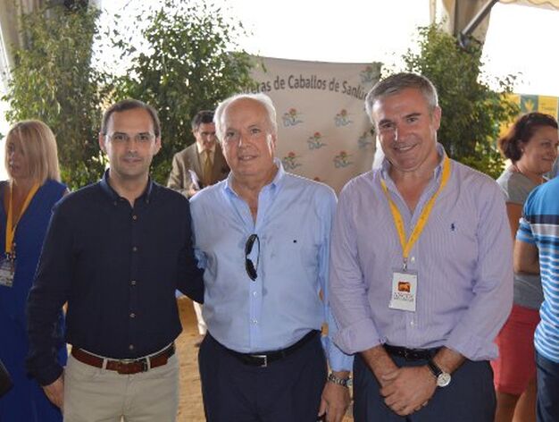 El alcalde de Sanl&uacute;car V&iacute;ctor Mora, con el escritor Eduardo Mendicutti y Fernando Garc&iacute;a.

Foto: Ignacio Casas de Ciria