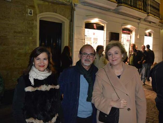 Pilar Fari&ntilde;as, Manolo Rodr&iacute;guez-Pi&ntilde;ero y Pilar Elisegui, durante la inauguraci&oacute;n.

Foto: Ignacio Casas de Ciria