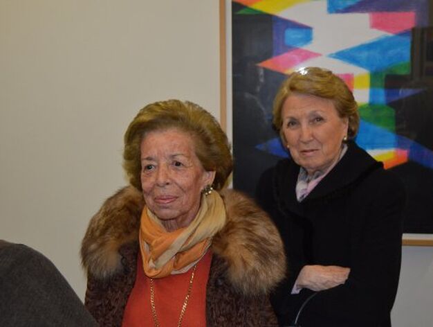 Eulalia Ortega y  Carmenchu Pem&aacute;n, durante la firma del libro.

Foto: Ignacio Casas de Ciria