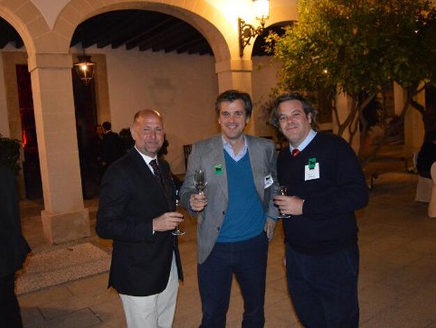 El arquitecto Xavi P&eacute;rez de Eulate con Alberto Garc&iacute;a de Lujan y Paul Dauthieu.

Foto: Ignacio Casas de Ciria