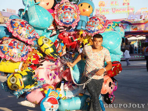 Un vendedor de globos, ayer en busca de clientes por el Real.

Foto: Vanesa Lobo