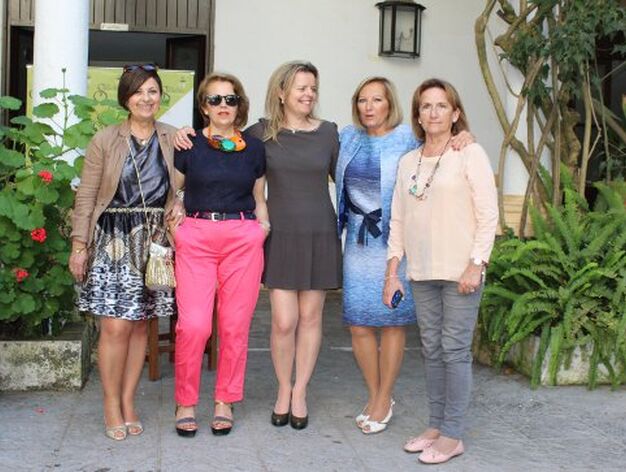 Mercedes Sarri&aacute;, Lina Garc&iacute;a, Elena Crespo, Marisa Galindo y Carmen Gonz&aacute;lez.


Foto: Ignacio Casas de Ciria