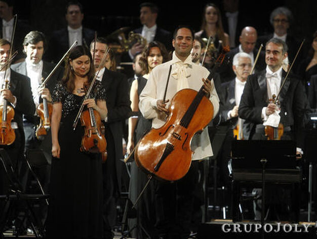 El chelista, Guillermo Pastrana, con la orquesta.

Foto: Pepe Villoslada