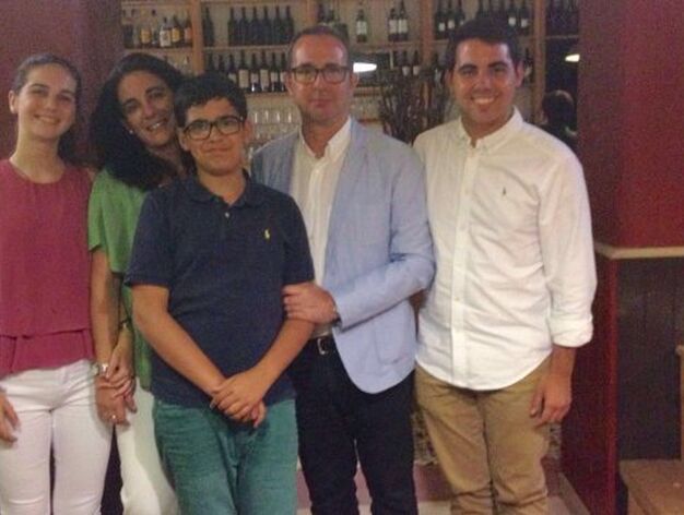 Alberto Romero con su mujer Yolanda Vallejo y sus hijos Yolanda, Pablo y Alberto Romero Vallejo.

Foto: Ignacio Casas de Ciria
