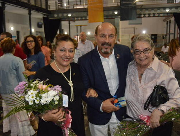 La artista Carmen de la Jara y el compositor Javier Ruibal con Nadia Consolani.

Foto: Ignacio Casas de Ciria