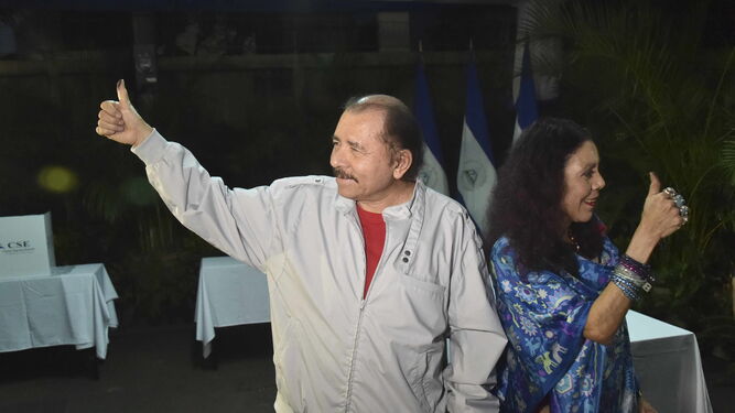 El presidente de Nicaragua, Daniel Ortega, y su esposa, Rosario Murillo, posan el domingo después de votar en Managua.