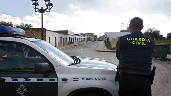Un agente de la Guardia Civil vigilando uno de los barrios de Puerto Serrano.