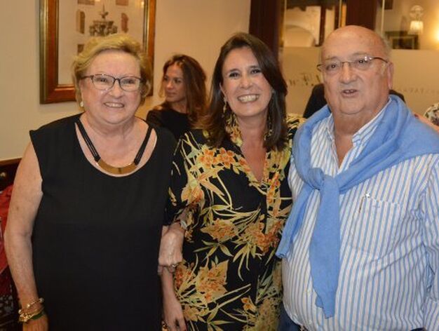 Mar&iacute;a Vidal y su marido Manuel Amaya, con la homenajeada durante el festejo.