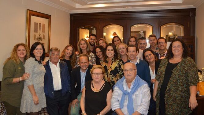 Mili Barba, con todos los compañeros de la empresa durante la celebración de sus veinticinco años de profesión, en el restaurante El Faro.