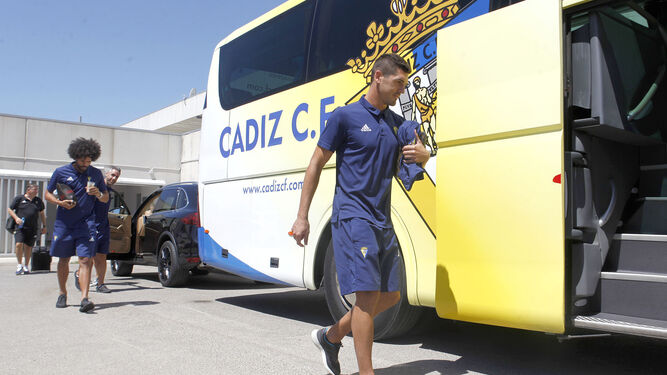 El futbolista vasco camina hacia la puerta trasera del autobús del equipo antes de un desplazamiento.
