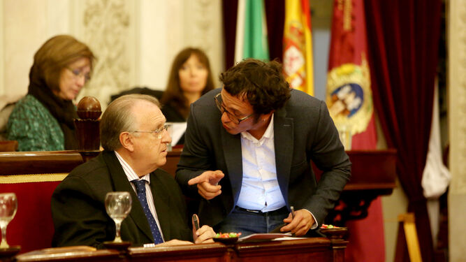 El alcalde conversa con José Blas Fernández en un pleno del Ayuntamiento.