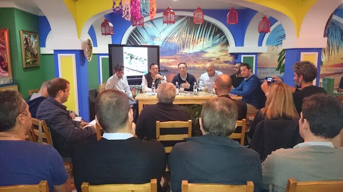 El alcalde y los responsables de Impulsa y Gyocivil, ayer en el restaurante Riviera Maya con hosteleros y comerciantes.