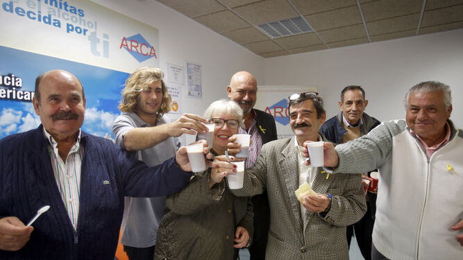Alberto Matilla (en el centro) y algunos socios de la entidad brindan con café en el desayuno solidario.