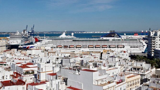 Vista general del puerto de Cádiz con varios cruceros.
