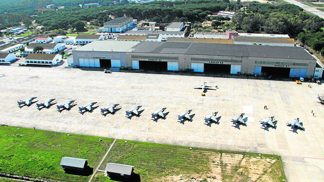 Imagen de archivo con cazas frente a los hangares de la Base Naval de Rota