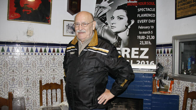 'Pedro el de los Majaras' posó en la tarde de ayer en el bar en el que ensaya con su comparsa en El Puerto.