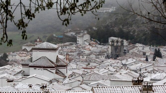 Imagen de archivo de una vista parcial de Grazalema cubierta de nieve.