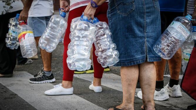 Vecinos del barrio de Loreto  esperan su turno para llenar sus garrafas de agua  durante el corte en octubre de 2014