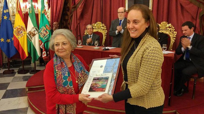 Teresa Sánchez entregando el premio a la superiora de la congregación de las Hermanas Oblatas.