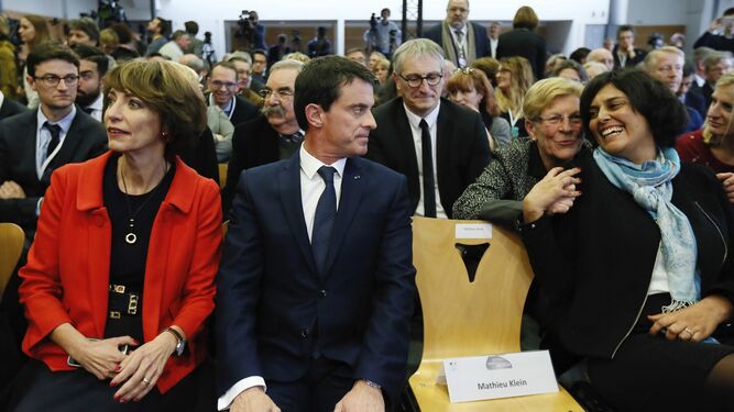El primer ministro francés, Manuel Valls, junto a la ministra de Sanidad, Marisol Touraine (izqda.), y a la de Trabajo, Myriam el Khomr, ayer en Nancy.
