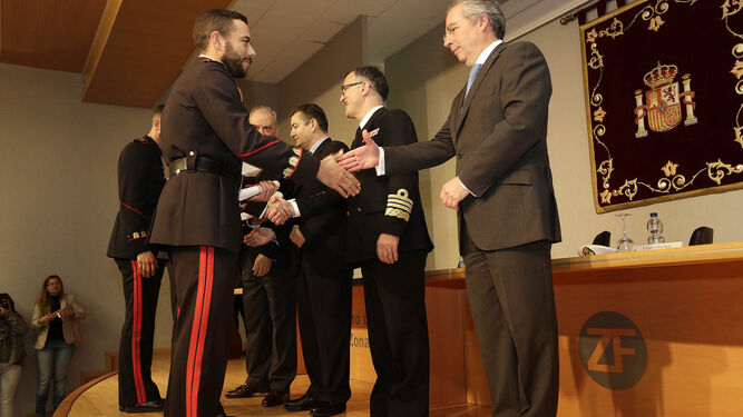 Los soldados de Infantería de Marina recibiendo ayer el reconocimiento constitucional.