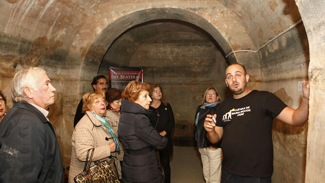 El gerente de las Cueva-Catacumbas del Beaterio, Eugenio Belgrano, explica este espacio a un grupo de visitantes.