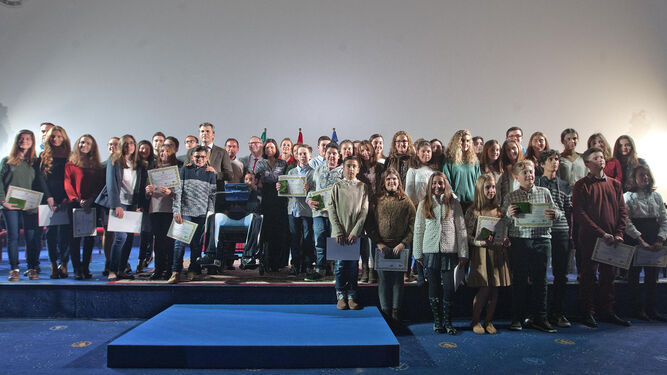 Foto de familia de los alumnos que han obtenido el premio a la Mejor Trayectoria del curso 2015-2016, con miembros del gobierno municipal.