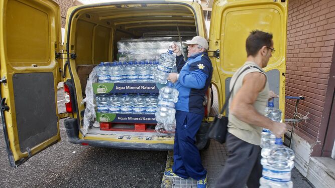 Distribución de agua potable durante el corte de suministro en Loreto.
