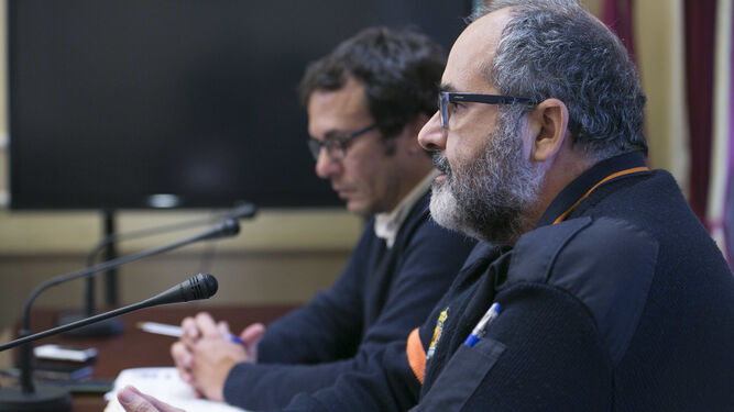 El alcalde, junto al coordinador de Protección Civil en Cádiz, José Manuel Calvo.