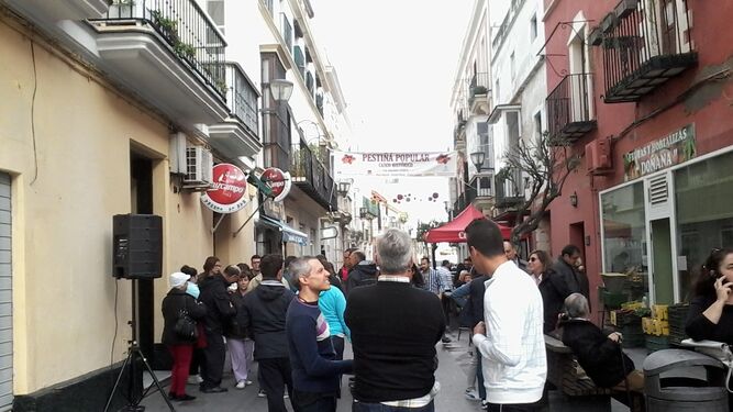 Muchos portuenses se dieron cita en la calle Vicario ayer al mediodía a pesar del mal tiermpo.