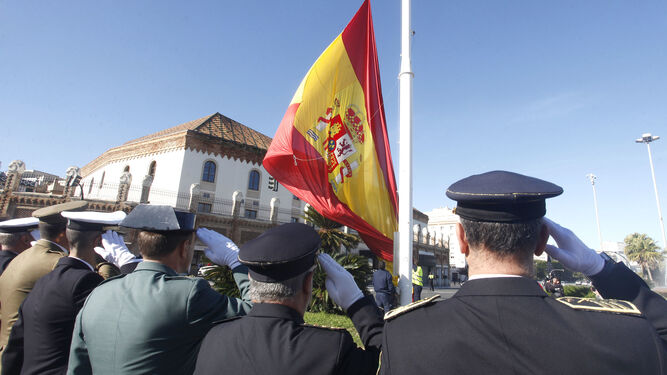 Las autoridades saludan a la bandera en el momento de su izado.