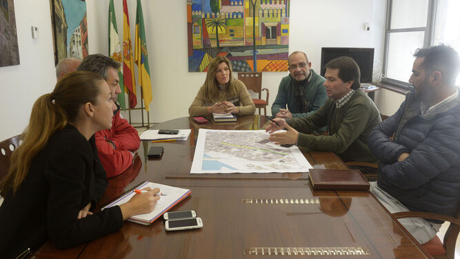La concejala de Mantenimiento Urbano y los técnicos, durante la reunión con los comerciantes.