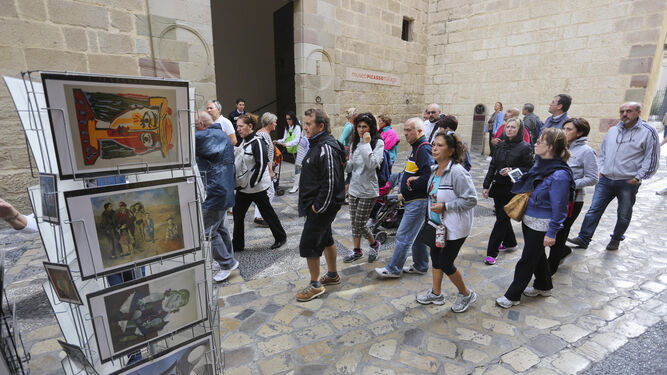 Un grupo de turistas, a las puertas del Museo Picasso de Málaga.
