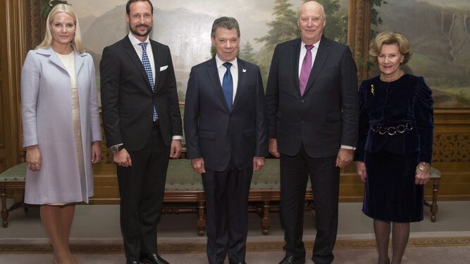 Juan Manuel Santos, junto a la familia real de Noruega.