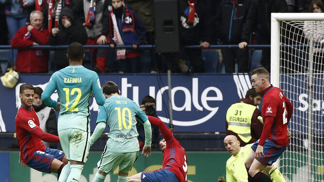 Leo Messi marca el tercer gol del Barcelona, el segundo de su cosecha, frente a Osasuna.