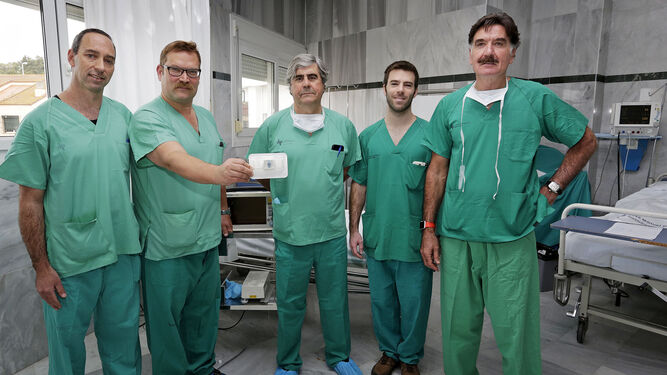El equipo hispano-israelí de Guide In muestra su dispositivo en el hospital Santa María del Mar, de El Puerto.