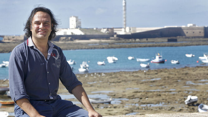 El pianista, director musical y compositor gaditano Manolo Carrasco, en la playa de La Caleta.