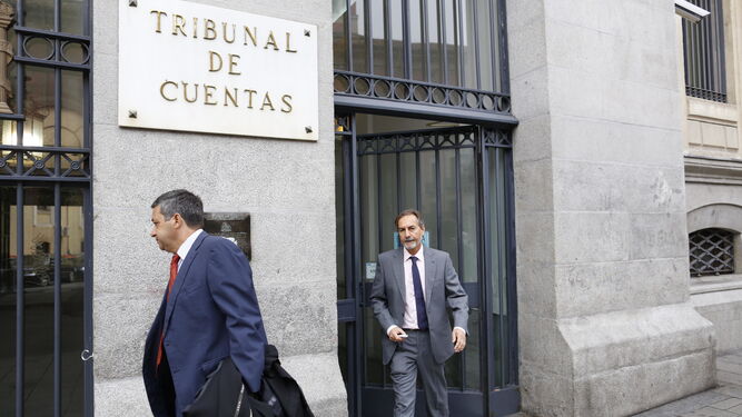 Clemente Ruiz, el que fuera encargado de la caja, sale del Tribunal de Cuentas el día del juicio, en 2013.