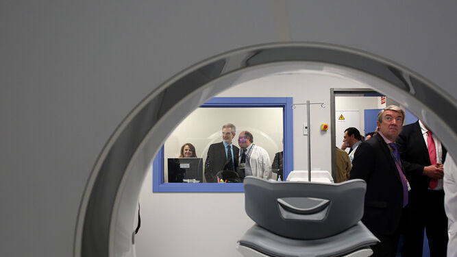 Imagen de la última visita del Consejero de Salud a la Unidad de Medicina Nuclear del Hospital Puerta del Mar.