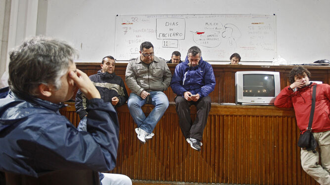 Imagen de algunos de los participantes en el encierro, cuando tan solo llevaban 11 días en el edificio de los sindicatos de Cádiz.